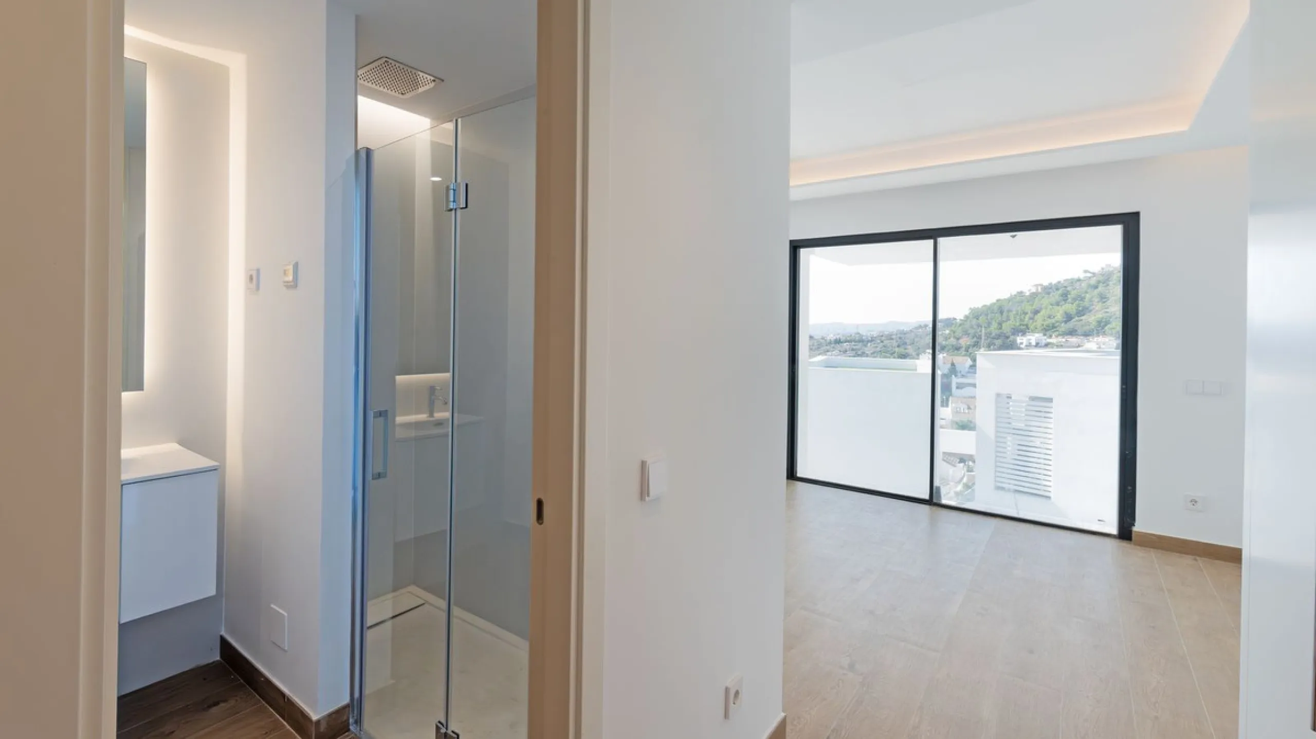 House - Detached Villa в продаже в Benalmadena, Málaga. В доме 4 спален и 5 ванных комнат. Площадь дома 210 м²
