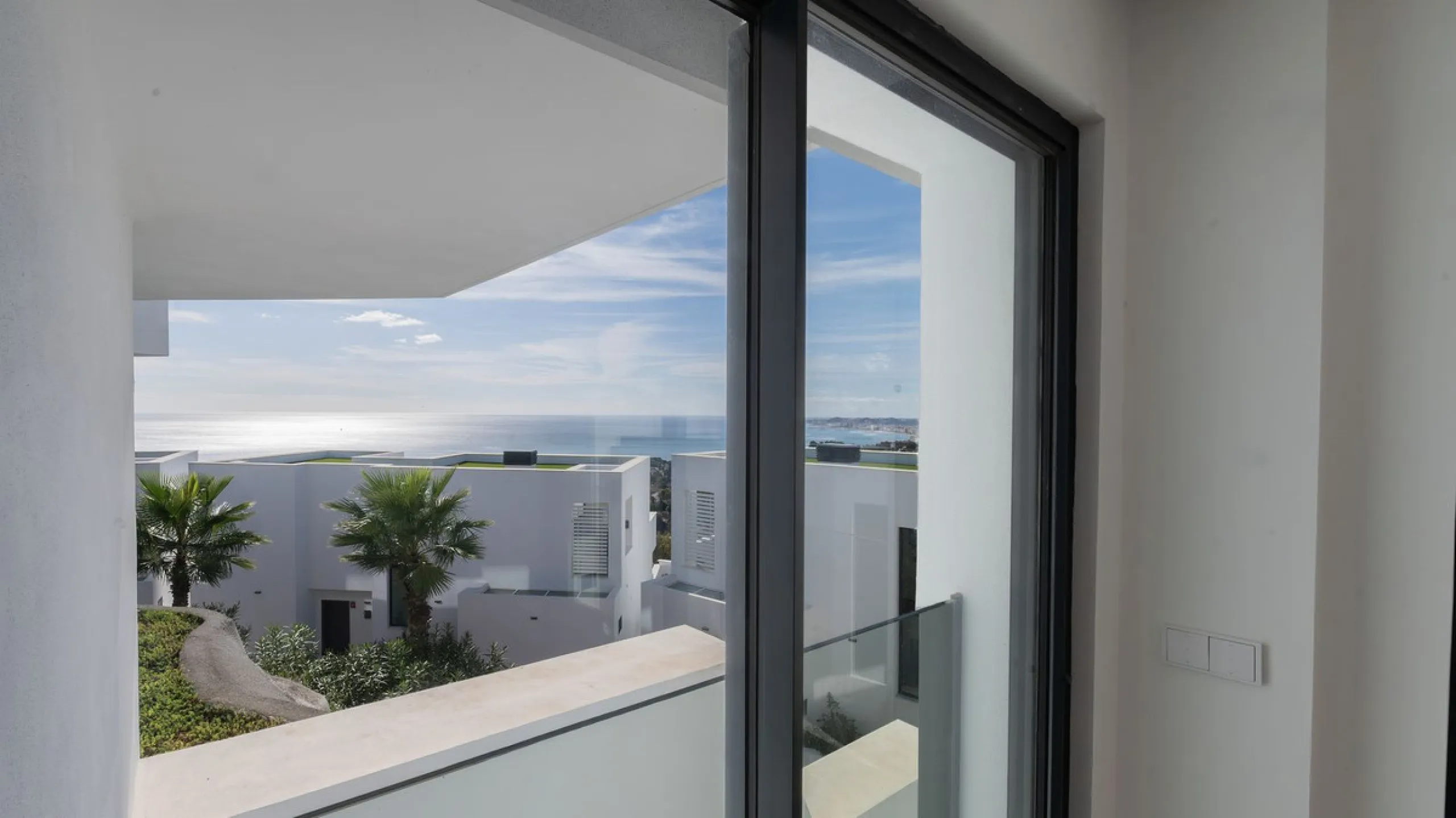 House - Detached Villa в продаже в Benalmadena, Málaga. В доме 4 спален и 5 ванных комнат. Площадь дома 210 м²