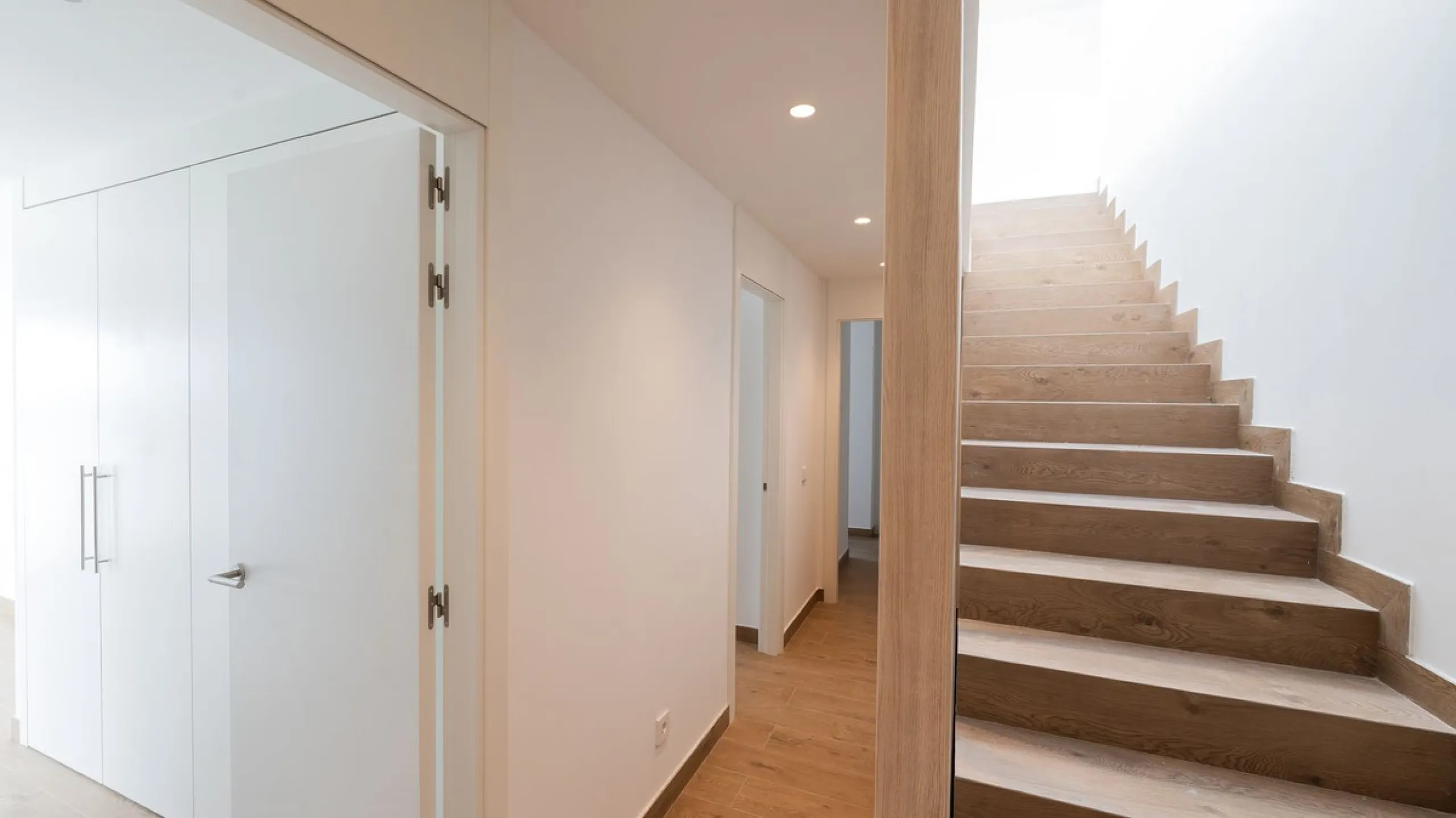 House - Detached Villa в продаже в Benalmadena, Málaga. В доме 4 спален и 5 ванных комнат. Площадь дома 210 м²