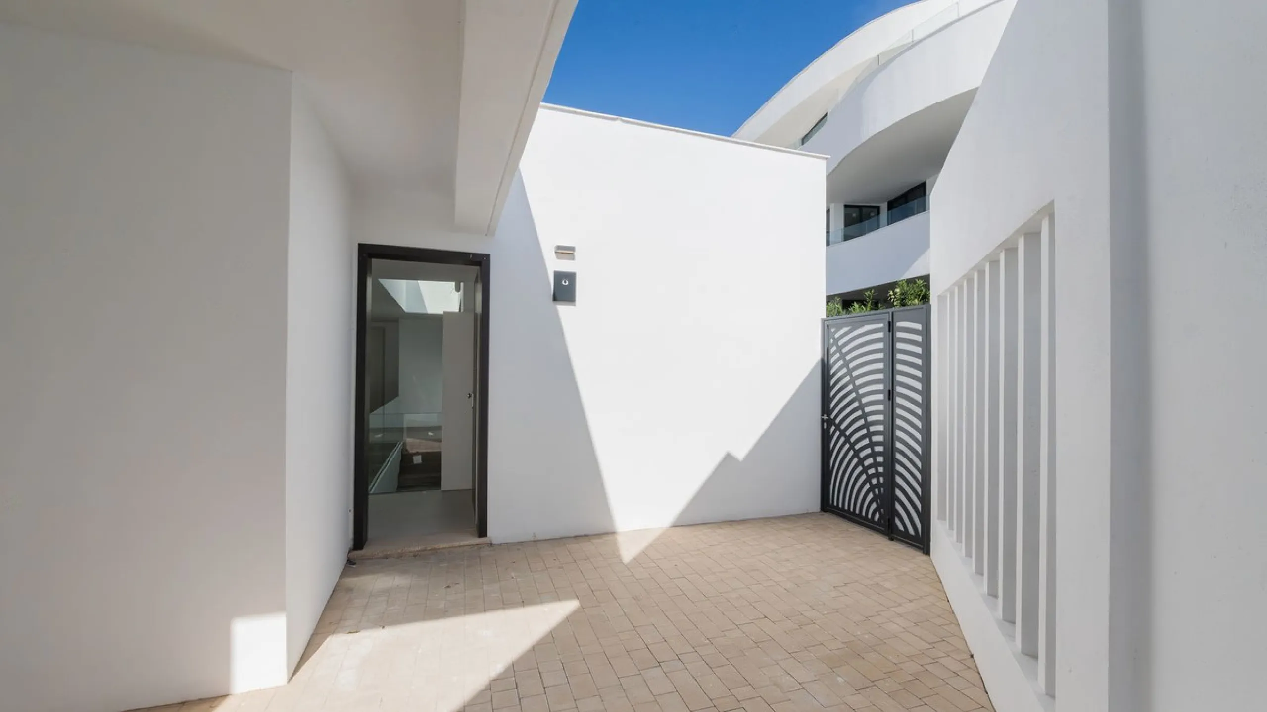 House - Detached Villa в продаже в Benalmadena, Málaga. В доме 4 спален и 5 ванных комнат. Площадь дома 210 м²