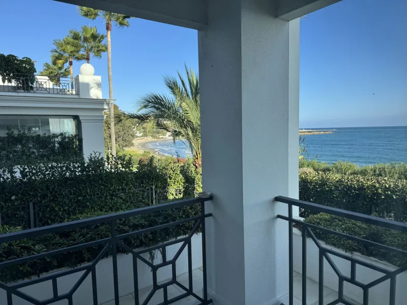 Elegant Ground-Floor Apartment in Doncella Beach, Estepona