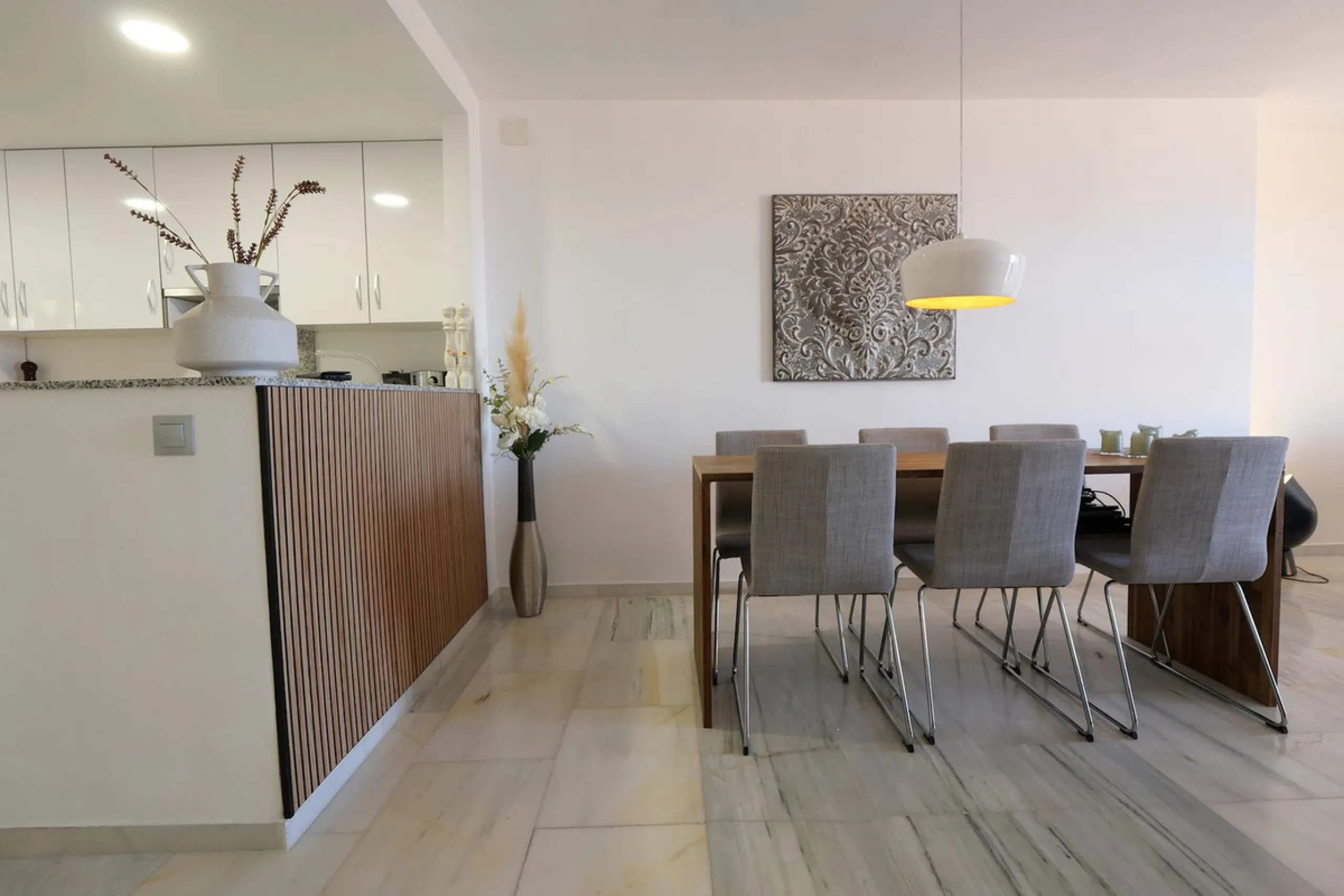 Diese attraktive Wohnung wurde von den jetzigen Eigentümern in neuwertigem Zustand renoviert mit neuen Türen, Badezimmern und einer modernen Küche. Sie befindet sich in einem der besten Südlagen des Komplexes. Ein Besichtigungstermin ist unbedingt erforderlich im oberen Teil