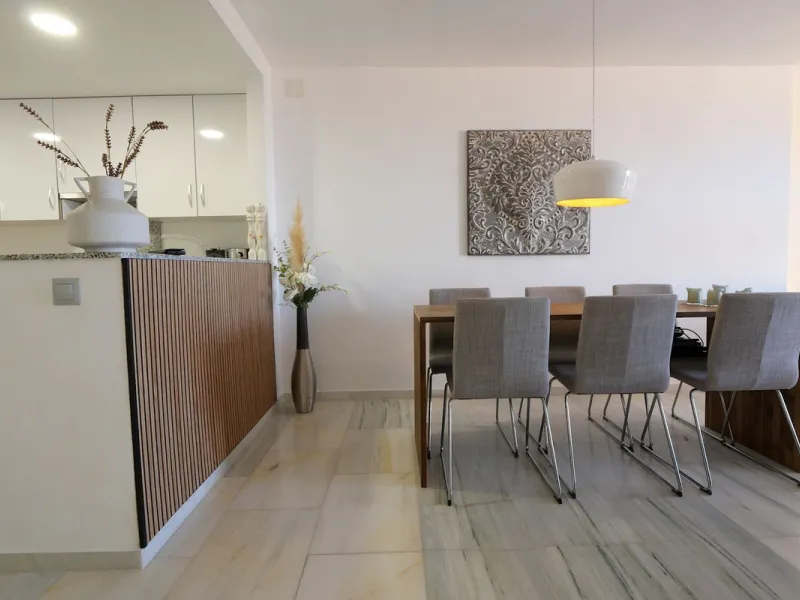 Diese attraktive Wohnung wurde von den jetzigen Eigentümern in neuwertigem Zustand renoviert mit neuen Türen, Badezimmern und einer modernen Küche. Sie befindet sich in einem der besten Südlagen des Komplexes. Ein Besichtigungstermin ist unbedingt erforderlich im oberen Teil