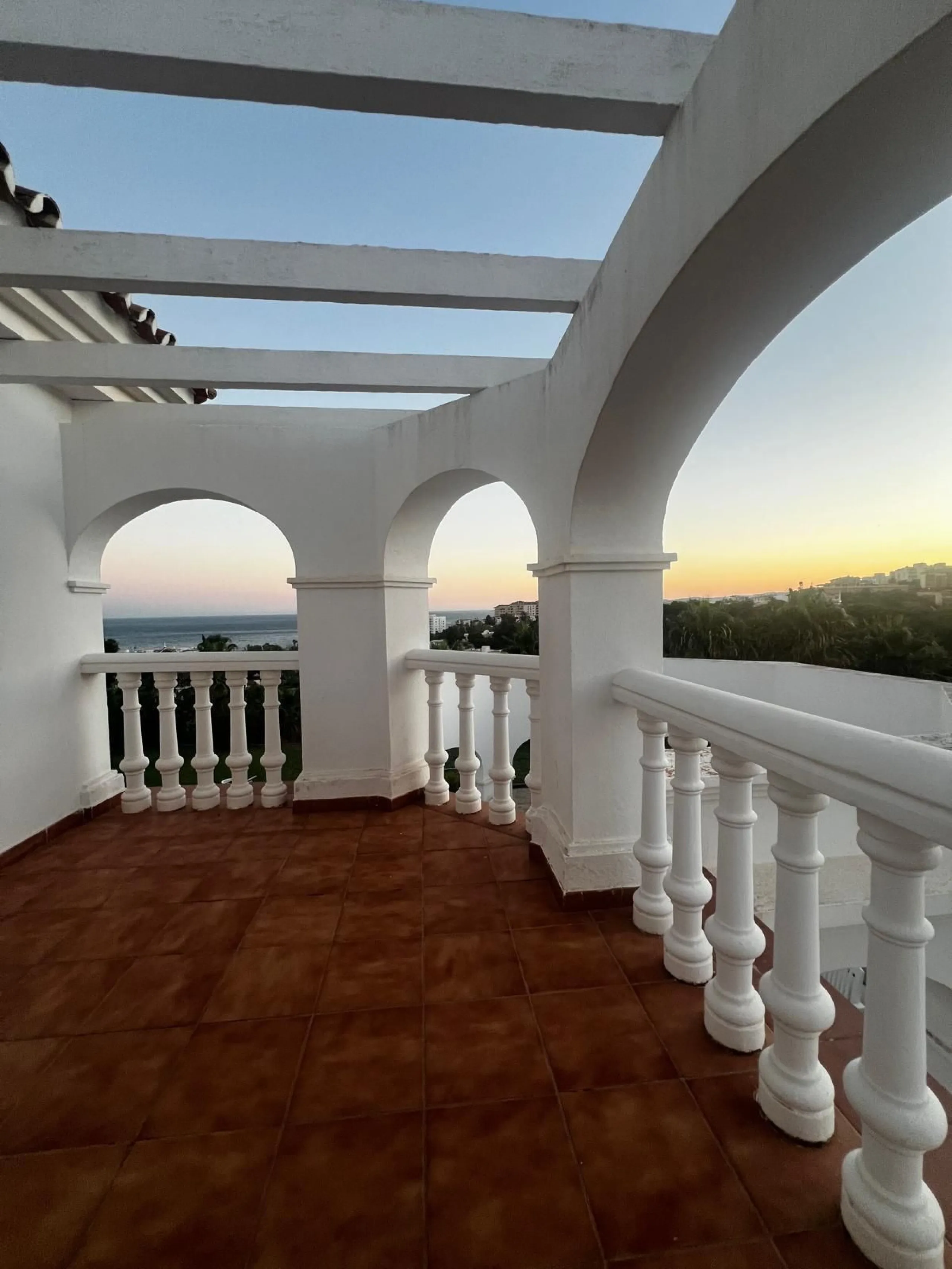 Spectacular detached villa in traditional Andalusian style, with white façades and elegant arches, located in one of the most exclusive areas of Torre Quebrada. The property stands out for its large private pool with slide, surrounded by a sunny stone ter