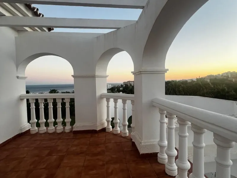 Spectacular detached villa in traditional Andalusian style, with white façades and elegant arches, located in one of the most exclusive areas of Torre Quebrada. The property stands out for its large private pool with slide, surrounded by a sunny stone ter
