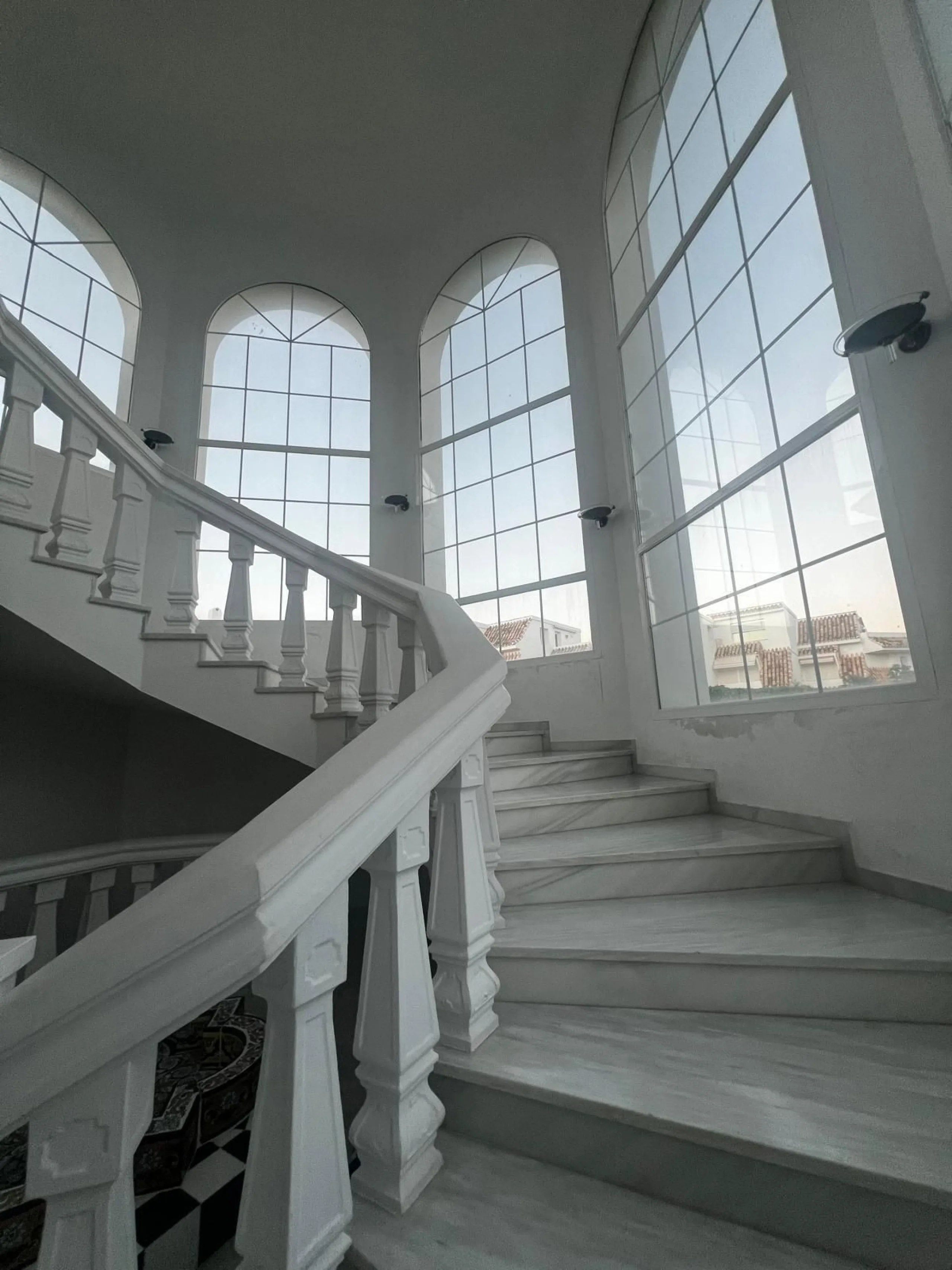 Spectacular detached villa in traditional Andalusian style, with white façades and elegant arches, located in one of the most exclusive areas of Torre Quebrada. The property stands out for its large private pool with slide, surrounded by a sunny stone ter
