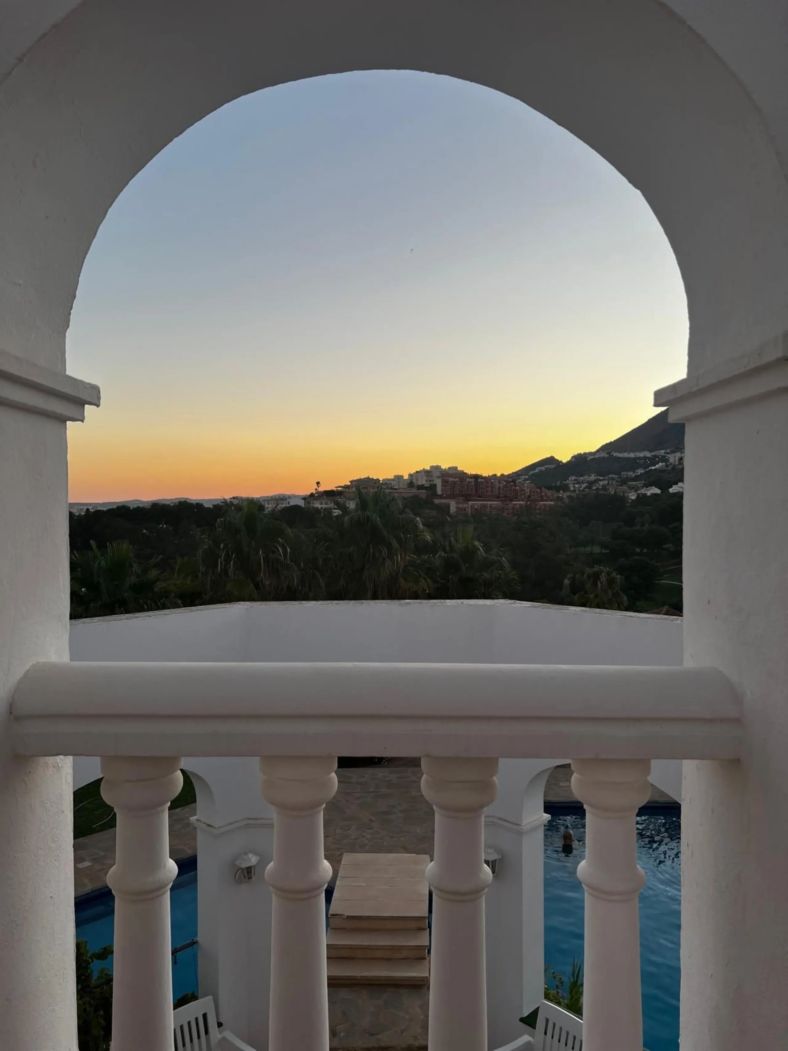 Spectacular detached villa in traditional Andalusian style, with white façades and elegant arches, located in one of the most exclusive areas of Torre Quebrada. The property stands out for its large private pool with slide, surrounded by a sunny stone ter