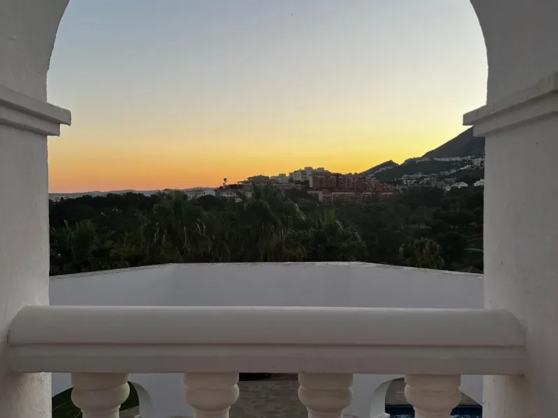 Spectacular detached villa in traditional Andalusian style, with white façades and elegant arches, located in one of the most exclusive areas of Torre Quebrada. The property stands out for its large private pool with slide, surrounded by a sunny stone ter