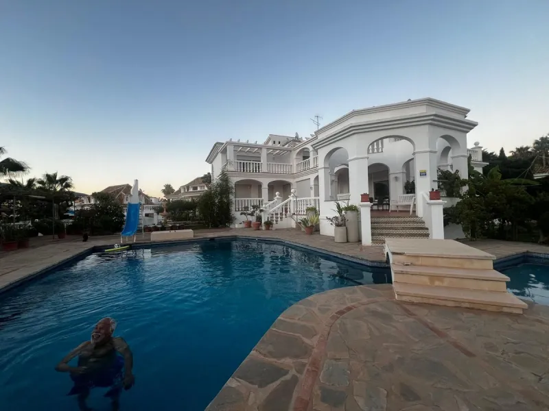 Spectacular detached villa in traditional Andalusian style, with white façades and elegant arches, located in one of the most exclusive areas of Torre Quebrada. The property stands out for its large private pool with slide, surrounded by a sunny stone ter