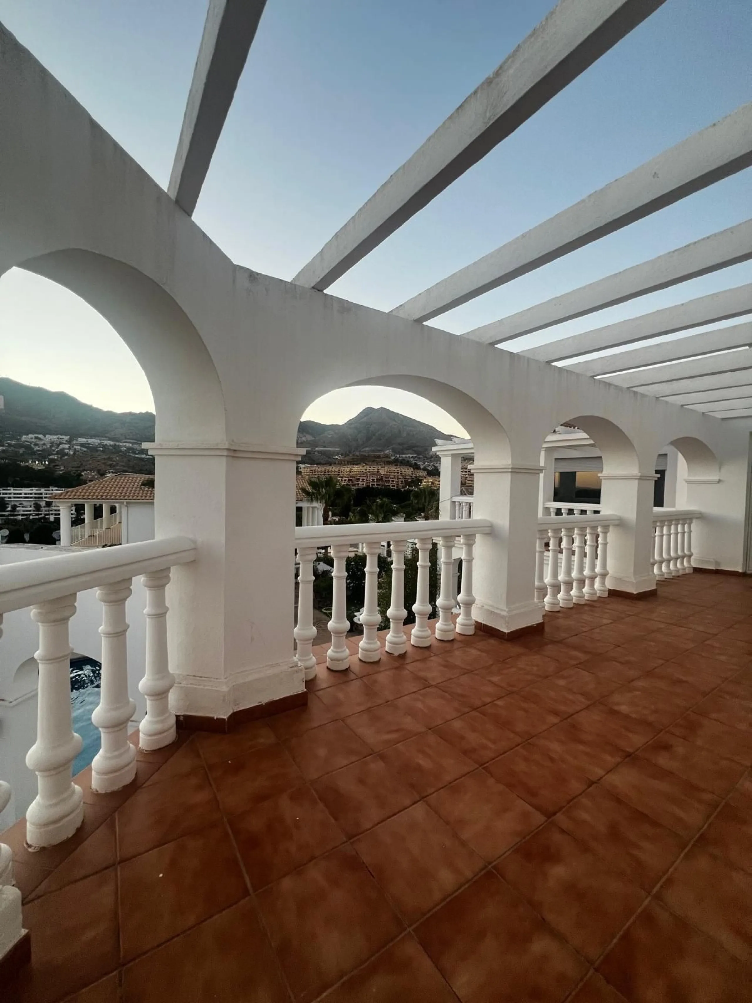 Spectacular detached villa in traditional Andalusian style, with white façades and elegant arches, located in one of the most exclusive areas of Torre Quebrada. The property stands out for its large private pool with slide, surrounded by a sunny stone ter