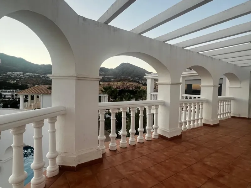 Spectacular detached villa in traditional Andalusian style, with white façades and elegant arches, located in one of the most exclusive areas of Torre Quebrada. The property stands out for its large private pool with slide, surrounded by a sunny stone ter
