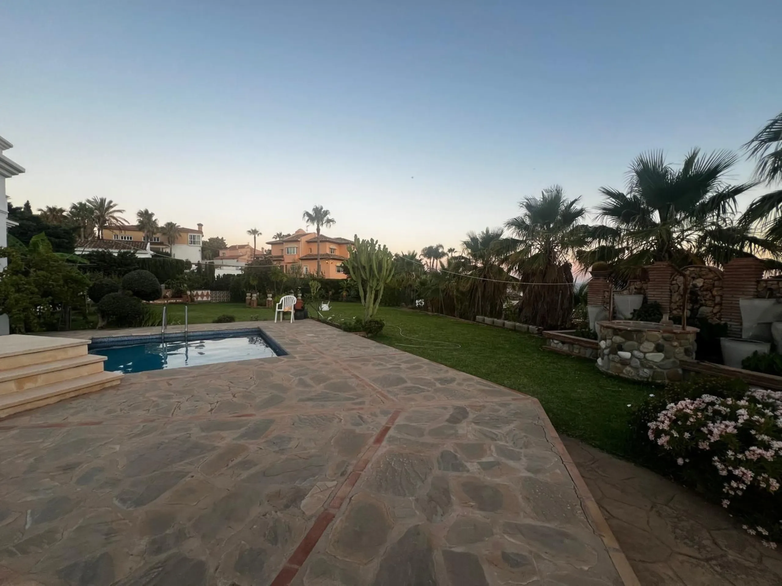 Spectacular detached villa in traditional Andalusian style, with white façades and elegant arches, located in one of the most exclusive areas of Torre Quebrada. The property stands out for its large private pool with slide, surrounded by a sunny stone ter