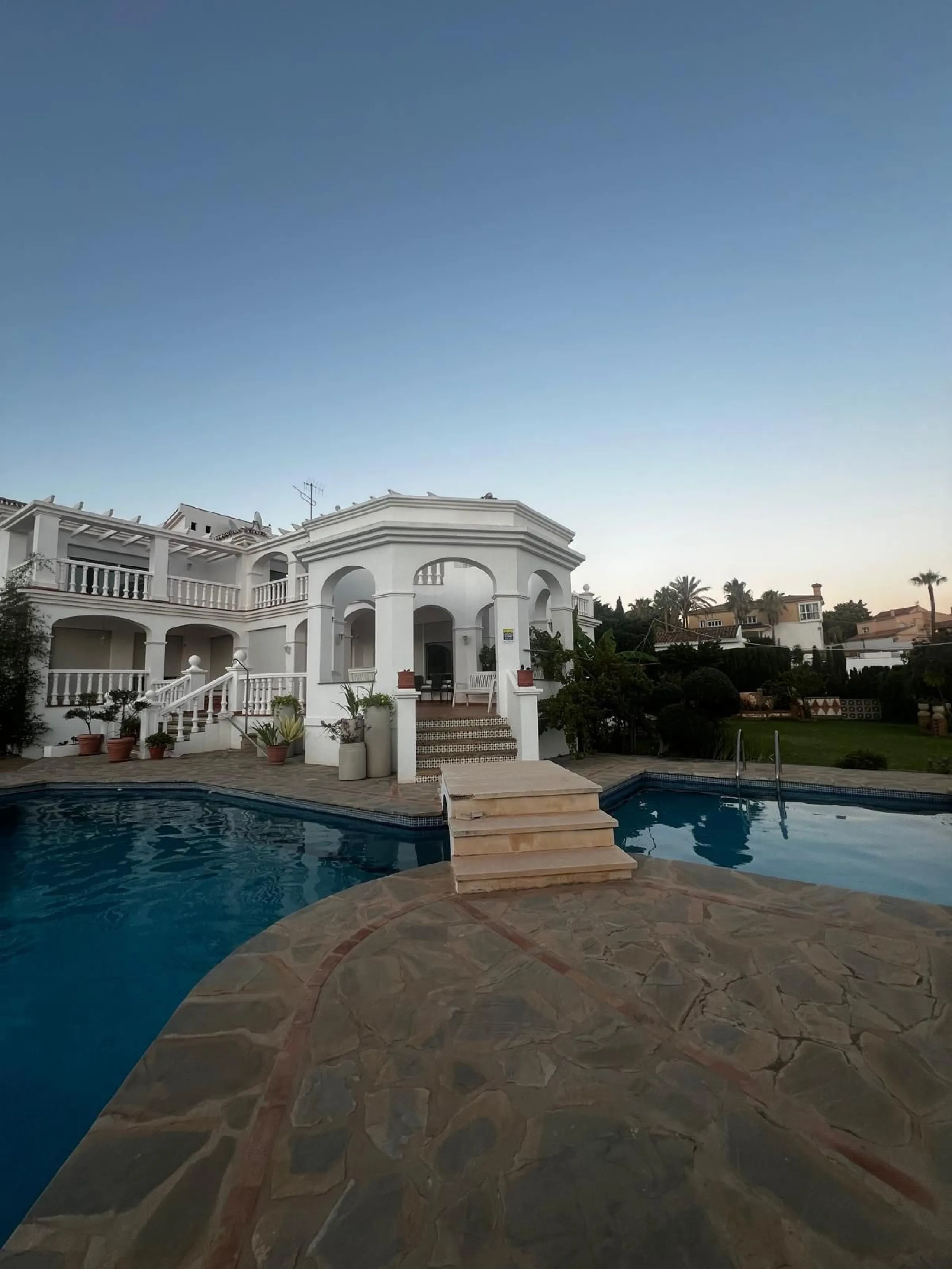 Spectacular detached villa in traditional Andalusian style, with white façades and elegant arches, located in one of the most exclusive areas of Torre Quebrada. The property stands out for its large private pool with slide, surrounded by a sunny stone ter