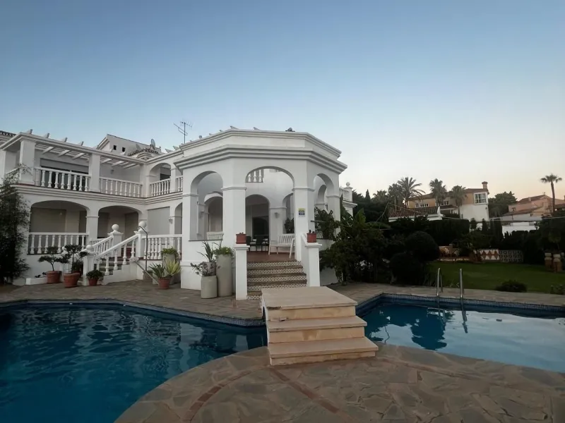 Spectacular detached villa in traditional Andalusian style, with white façades and elegant arches, located in one of the most exclusive areas of Torre Quebrada. The property stands out for its large private pool with slide, surrounded by a sunny stone ter