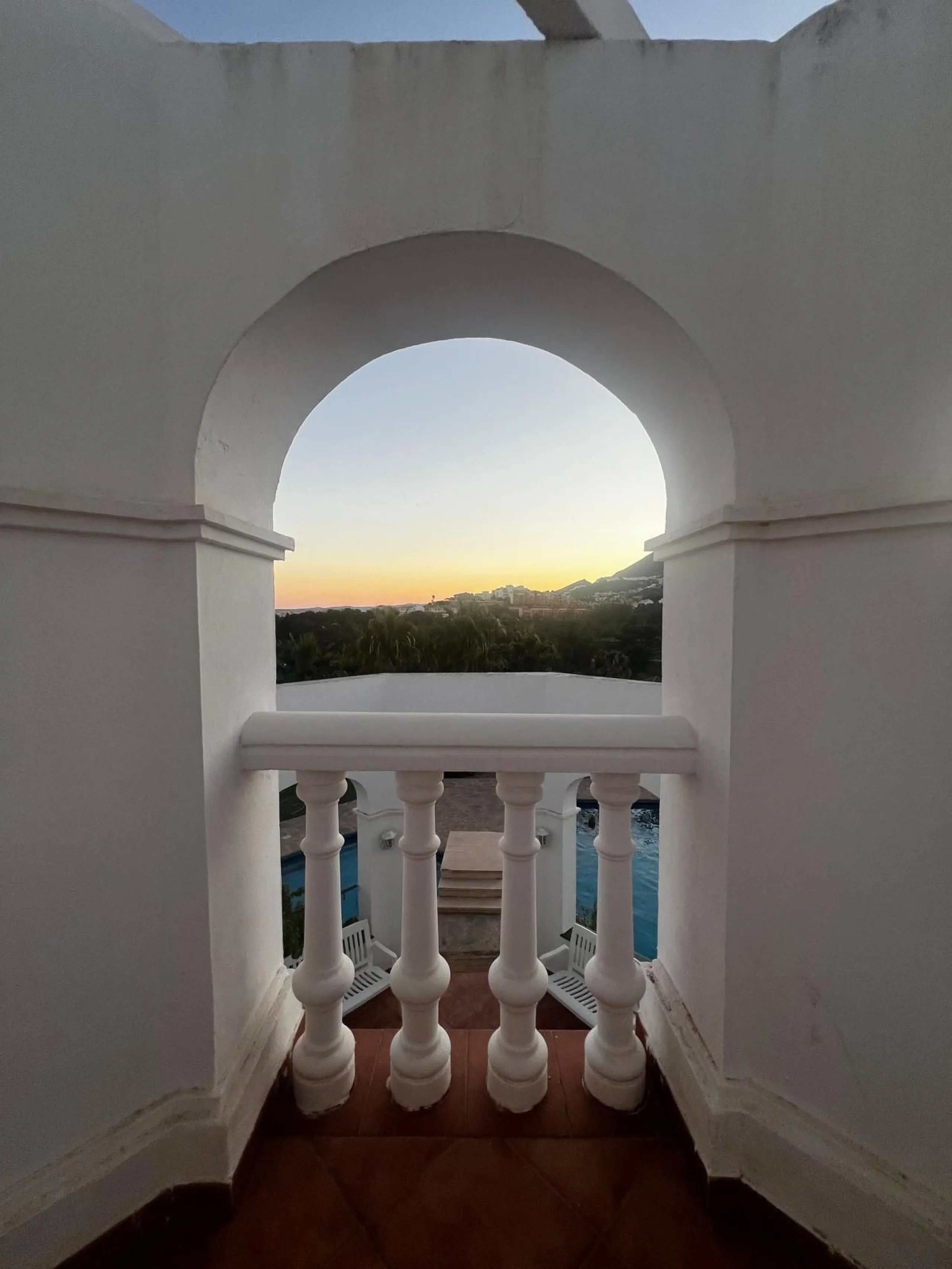 Spectacular detached villa in traditional Andalusian style, with white façades and elegant arches, located in one of the most exclusive areas of Torre Quebrada. The property stands out for its large private pool with slide, surrounded by a sunny stone ter