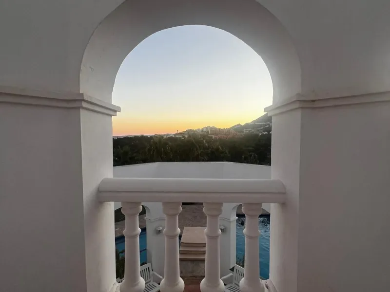 Spectacular detached villa in traditional Andalusian style, with white façades and elegant arches, located in one of the most exclusive areas of Torre Quebrada. The property stands out for its large private pool with slide, surrounded by a sunny stone ter