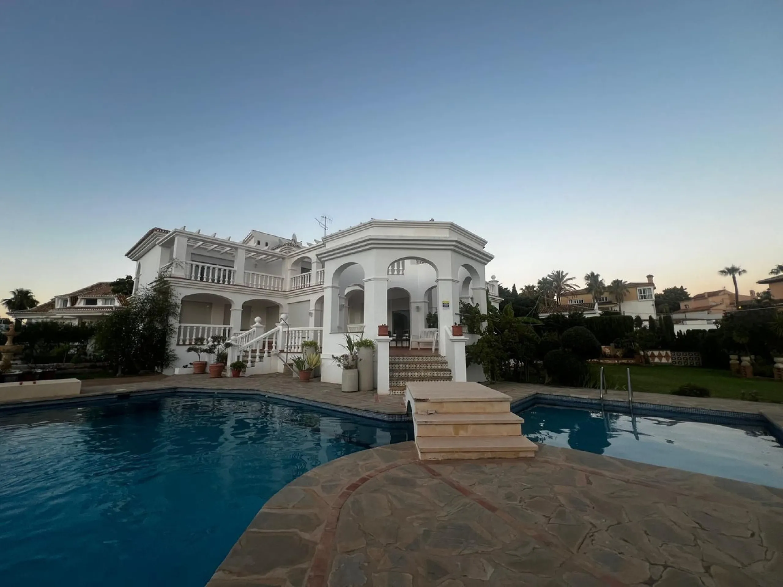 Spectacular detached villa in traditional Andalusian style, with white façades and elegant arches, located in one of the most exclusive areas of Torre Quebrada. The property stands out for its large private pool with slide, surrounded by a sunny stone ter