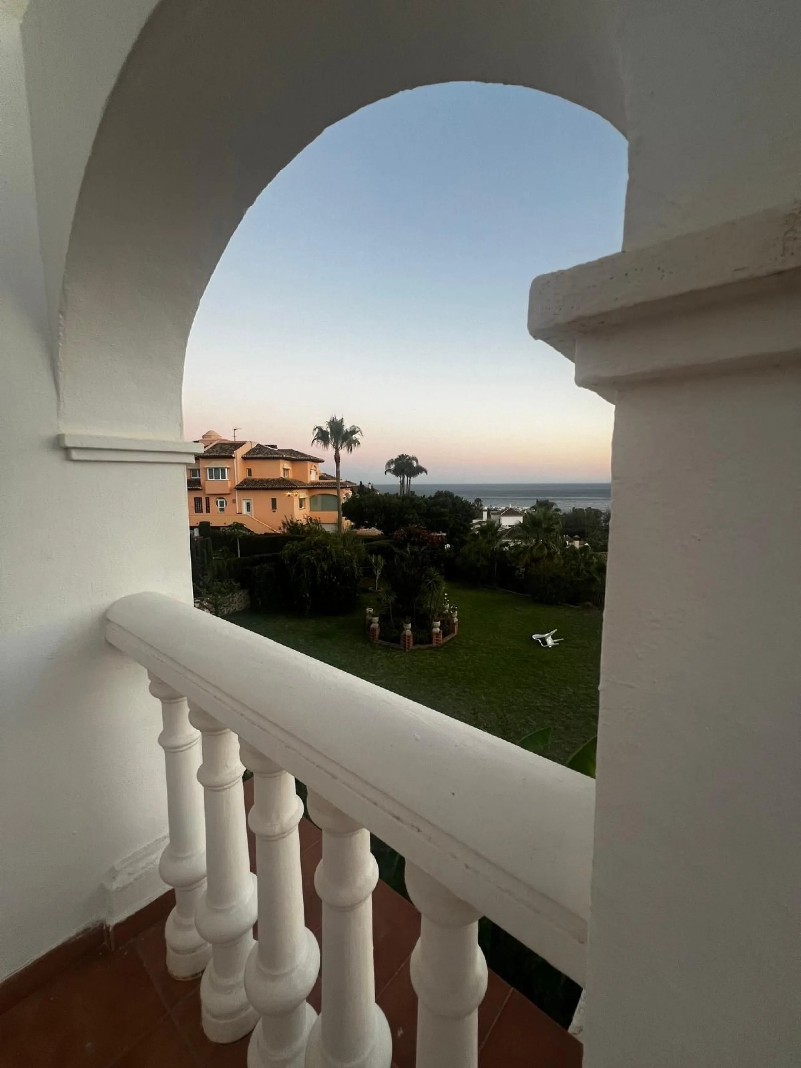 Spectacular detached villa in traditional Andalusian style, with white façades and elegant arches, located in one of the most exclusive areas of Torre Quebrada. The property stands out for its large private pool with slide, surrounded by a sunny stone ter