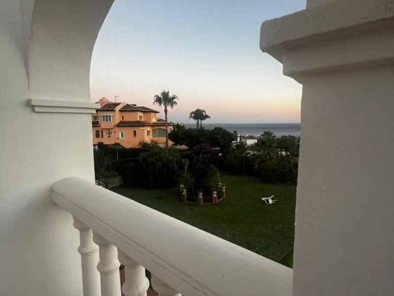 Spectacular detached villa in traditional Andalusian style, with white façades and elegant arches, located in one of the most exclusive areas of Torre Quebrada. The property stands out for its large private pool with slide, surrounded by a sunny stone ter