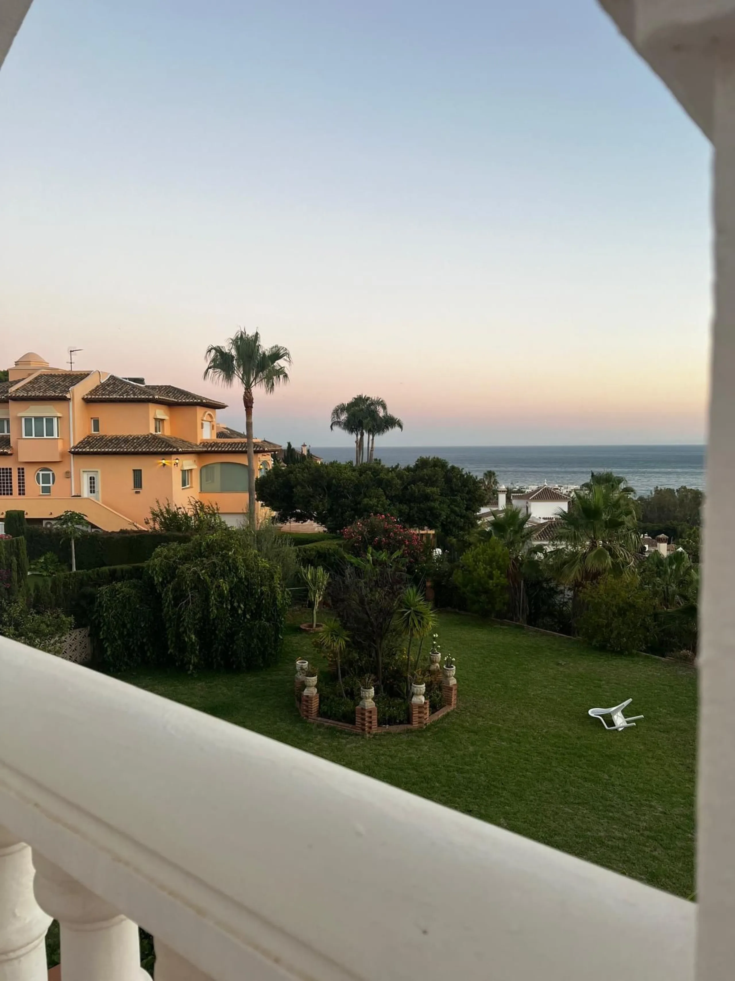 Spectacular detached villa in traditional Andalusian style, with white façades and elegant arches, located in one of the most exclusive areas of Torre Quebrada. The property stands out for its large private pool with slide, surrounded by a sunny stone ter