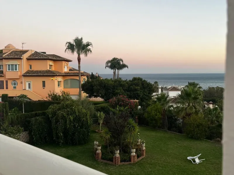 Spectacular detached villa in traditional Andalusian style, with white façades and elegant arches, located in one of the most exclusive areas of Torre Quebrada. The property stands out for its large private pool with slide, surrounded by a sunny stone ter