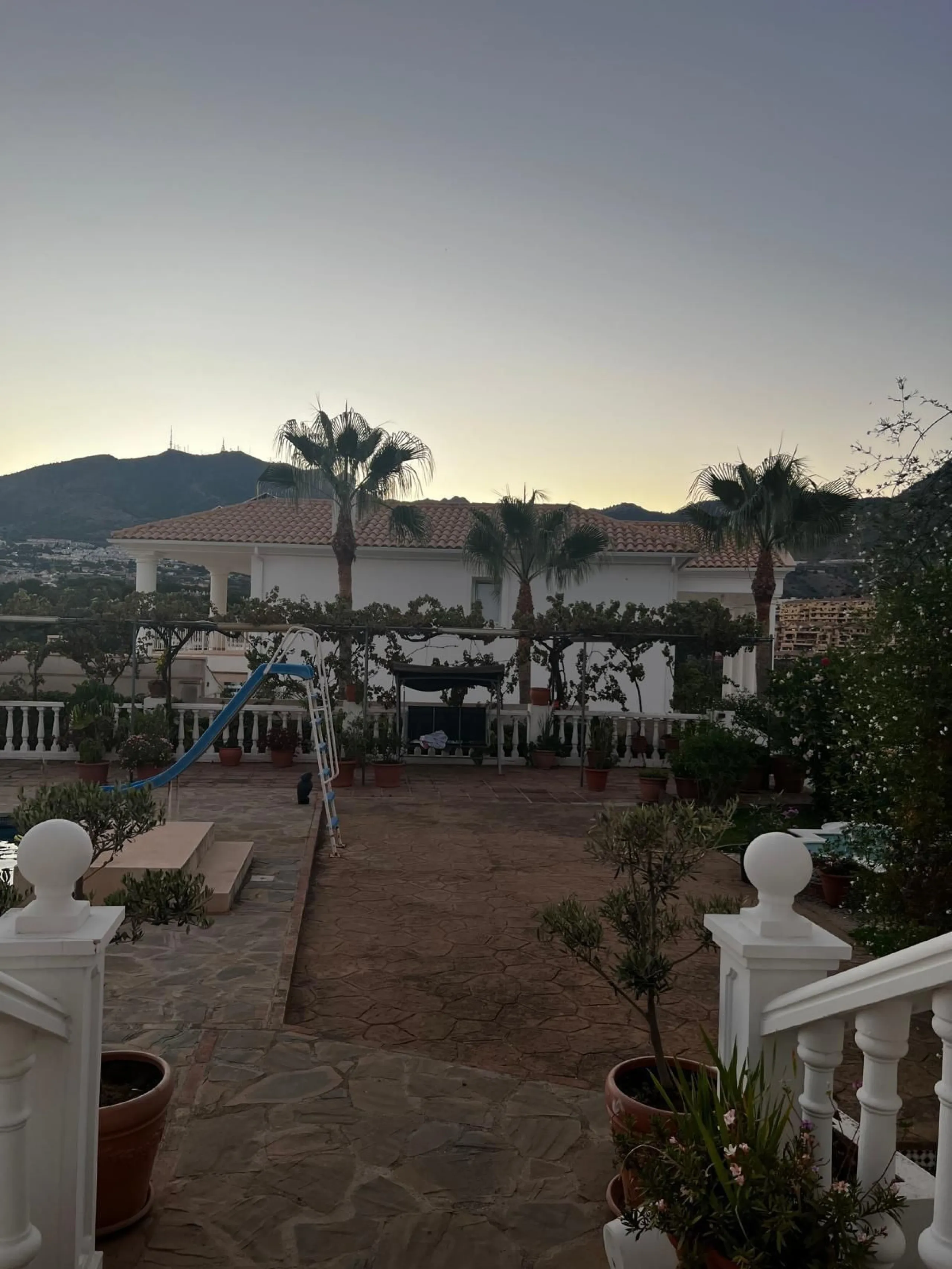 Spectacular detached villa in traditional Andalusian style, with white façades and elegant arches, located in one of the most exclusive areas of Torre Quebrada. The property stands out for its large private pool with slide, surrounded by a sunny stone ter