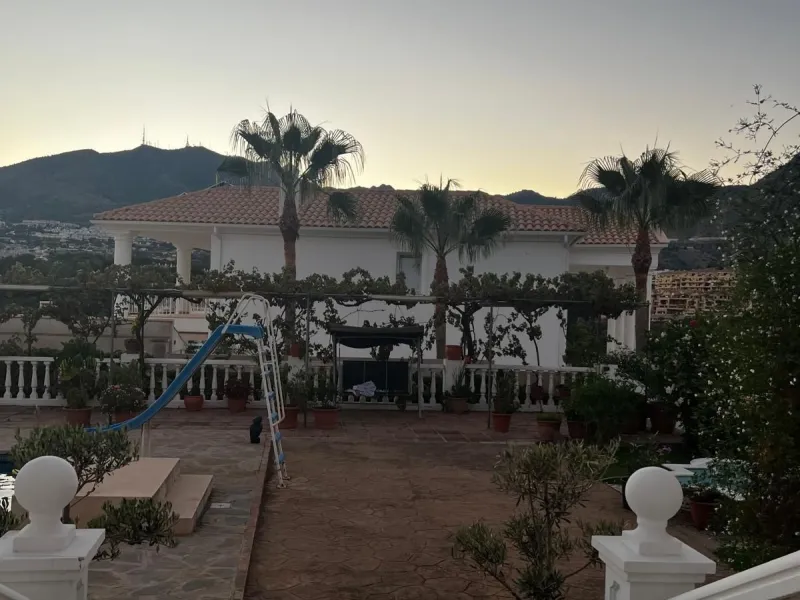 Spectacular detached villa in traditional Andalusian style, with white façades and elegant arches, located in one of the most exclusive areas of Torre Quebrada. The property stands out for its large private pool with slide, surrounded by a sunny stone ter