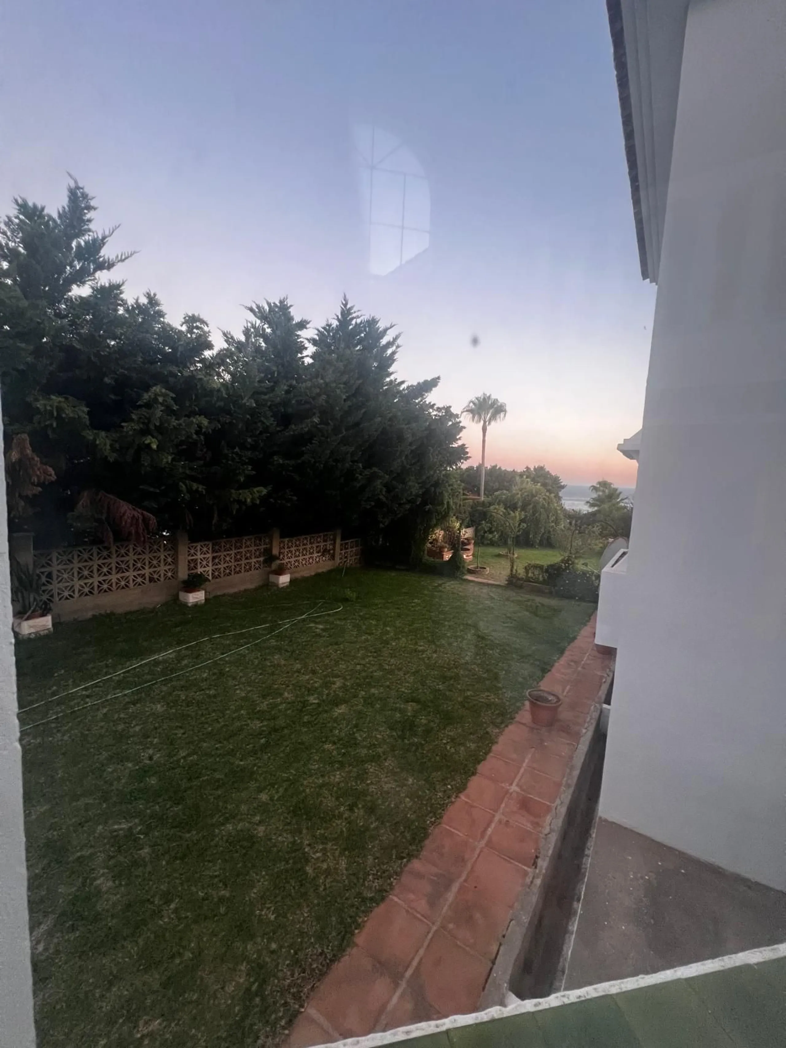 Spectacular detached villa in traditional Andalusian style, with white façades and elegant arches, located in one of the most exclusive areas of Torre Quebrada. The property stands out for its large private pool with slide, surrounded by a sunny stone ter