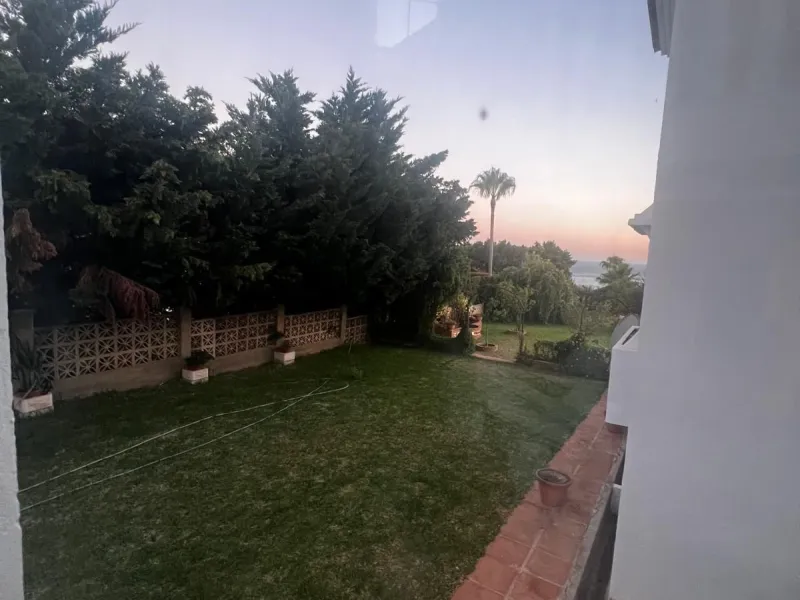 Spectacular detached villa in traditional Andalusian style, with white façades and elegant arches, located in one of the most exclusive areas of Torre Quebrada. The property stands out for its large private pool with slide, surrounded by a sunny stone ter