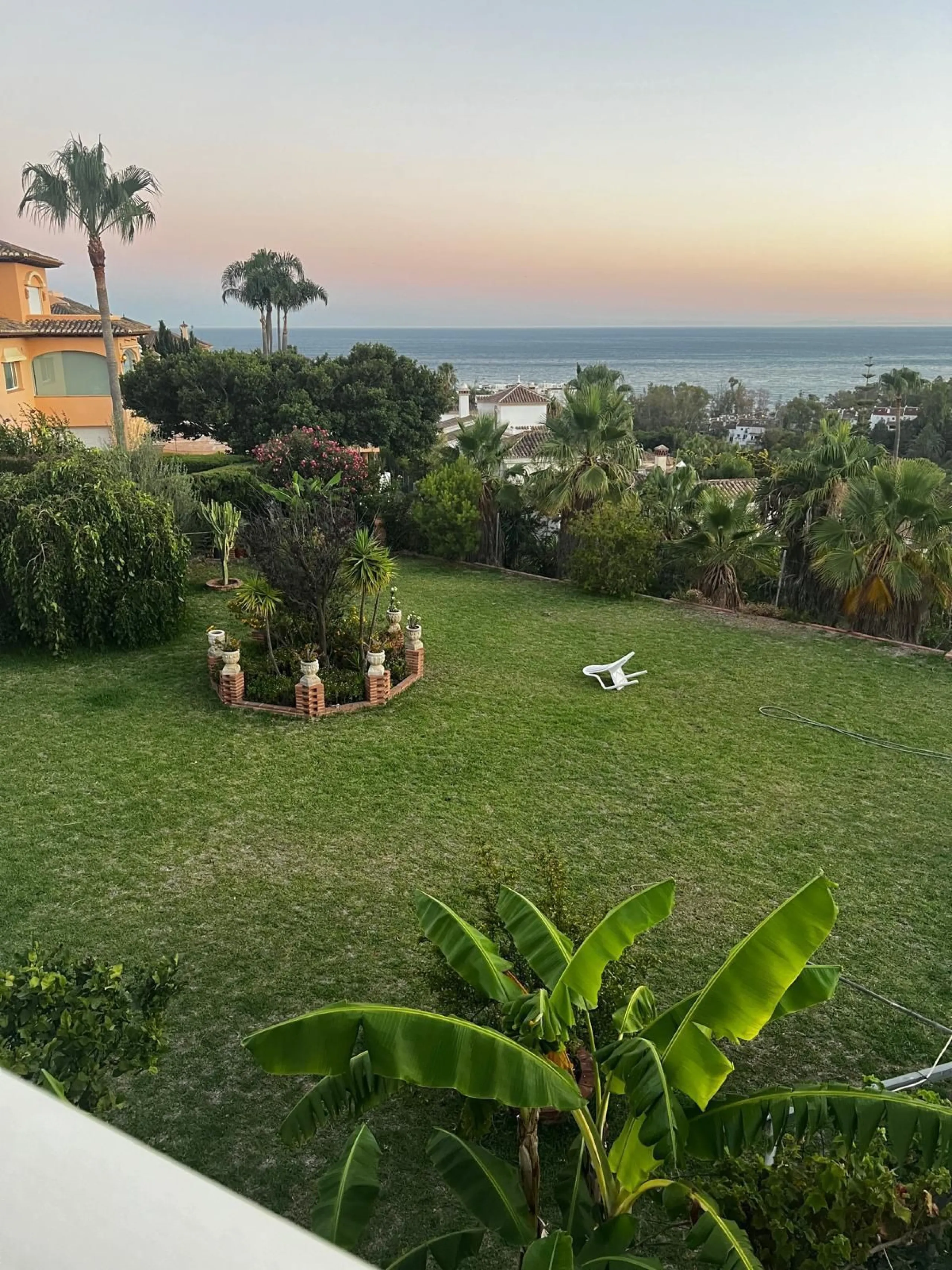 Spectacular detached villa in traditional Andalusian style, with white façades and elegant arches, located in one of the most exclusive areas of Torre Quebrada. The property stands out for its large private pool with slide, surrounded by a sunny stone ter