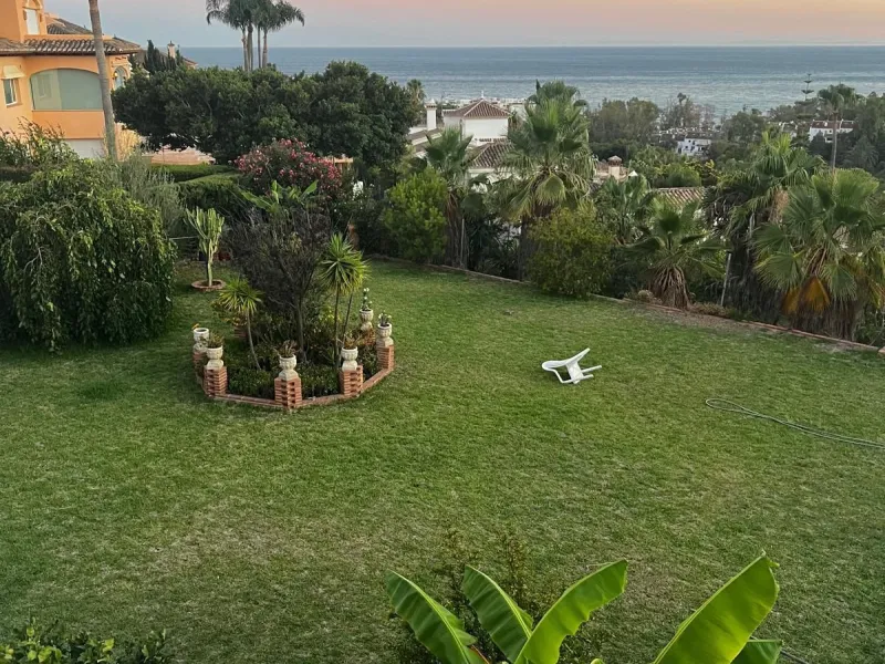 Spectacular detached villa in traditional Andalusian style, with white façades and elegant arches, located in one of the most exclusive areas of Torre Quebrada. The property stands out for its large private pool with slide, surrounded by a sunny stone ter