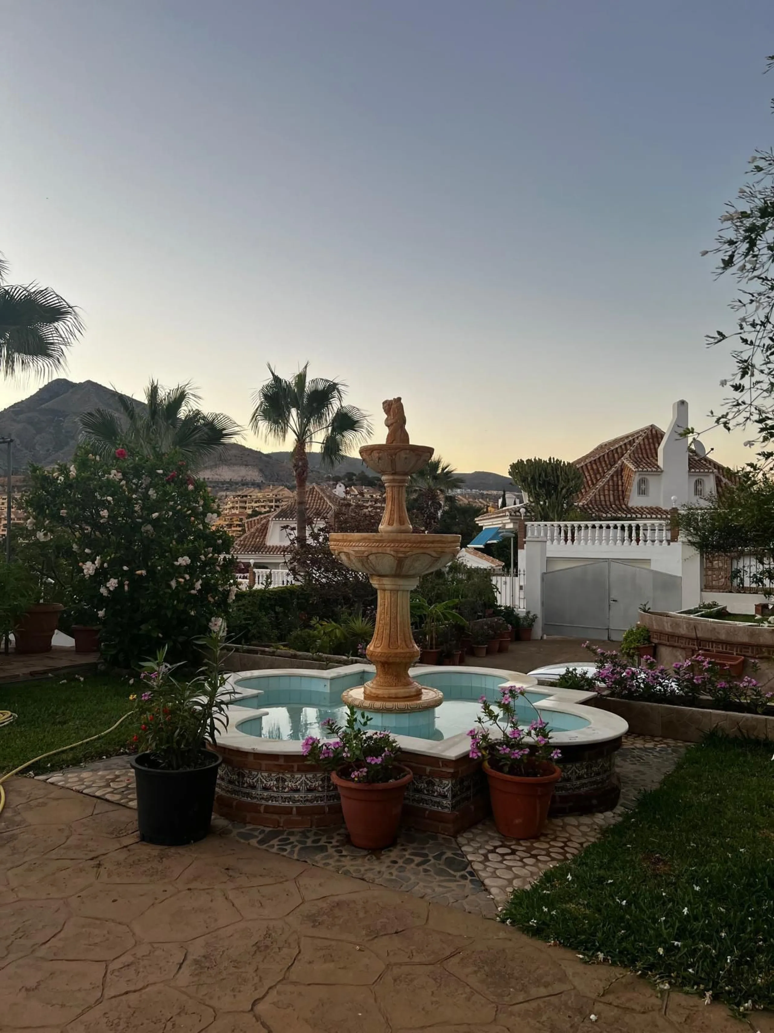 Spectacular detached villa in traditional Andalusian style, with white façades and elegant arches, located in one of the most exclusive areas of Torre Quebrada. The property stands out for its large private pool with slide, surrounded by a sunny stone ter