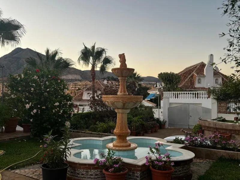 Spectacular detached villa in traditional Andalusian style, with white façades and elegant arches, located in one of the most exclusive areas of Torre Quebrada. The property stands out for its large private pool with slide, surrounded by a sunny stone ter