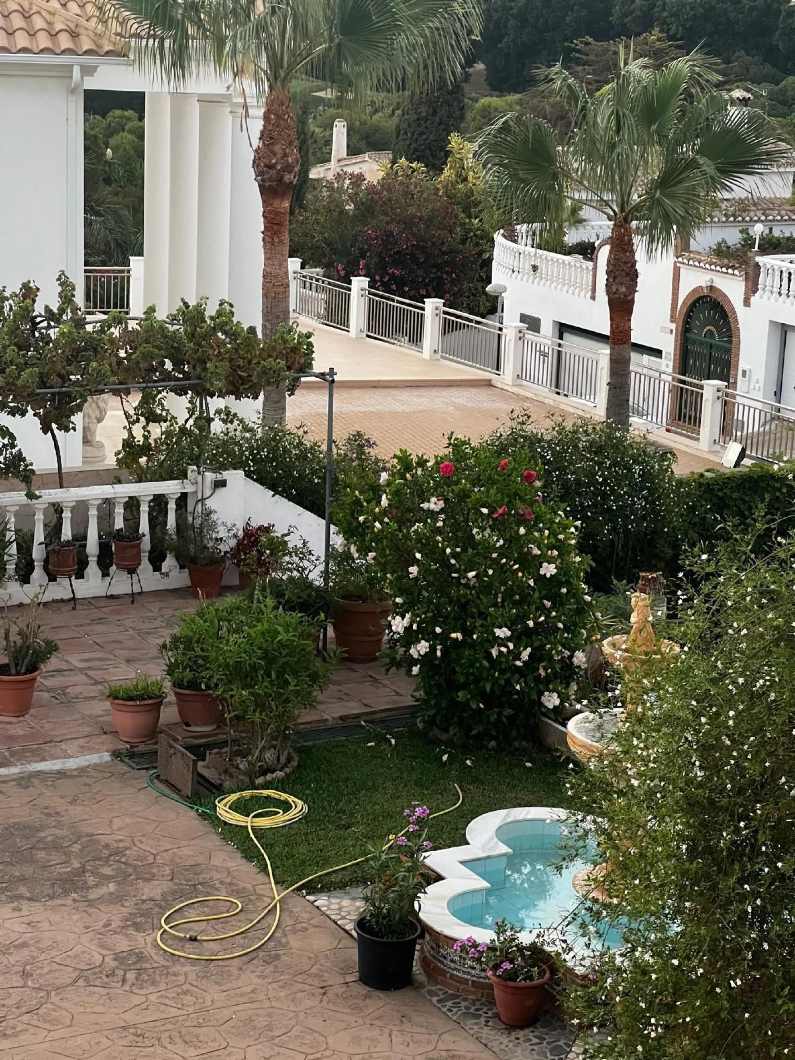 Spectacular detached villa in traditional Andalusian style, with white façades and elegant arches, located in one of the most exclusive areas of Torre Quebrada. The property stands out for its large private pool with slide, surrounded by a sunny stone ter