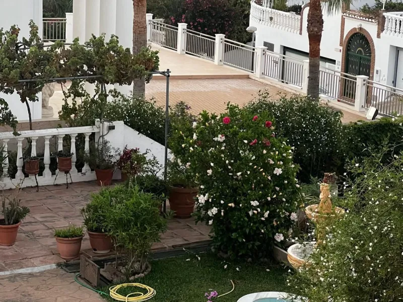 Spectacular detached villa in traditional Andalusian style, with white façades and elegant arches, located in one of the most exclusive areas of Torre Quebrada. The property stands out for its large private pool with slide, surrounded by a sunny stone ter