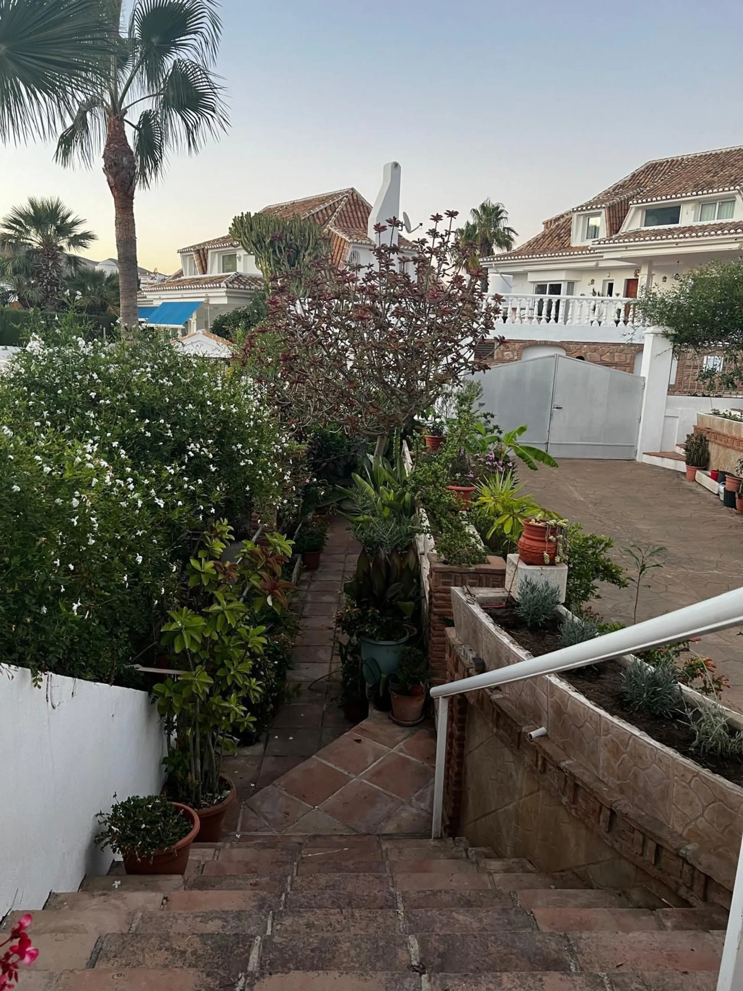 Spectacular detached villa in traditional Andalusian style, with white façades and elegant arches, located in one of the most exclusive areas of Torre Quebrada. The property stands out for its large private pool with slide, surrounded by a sunny stone ter