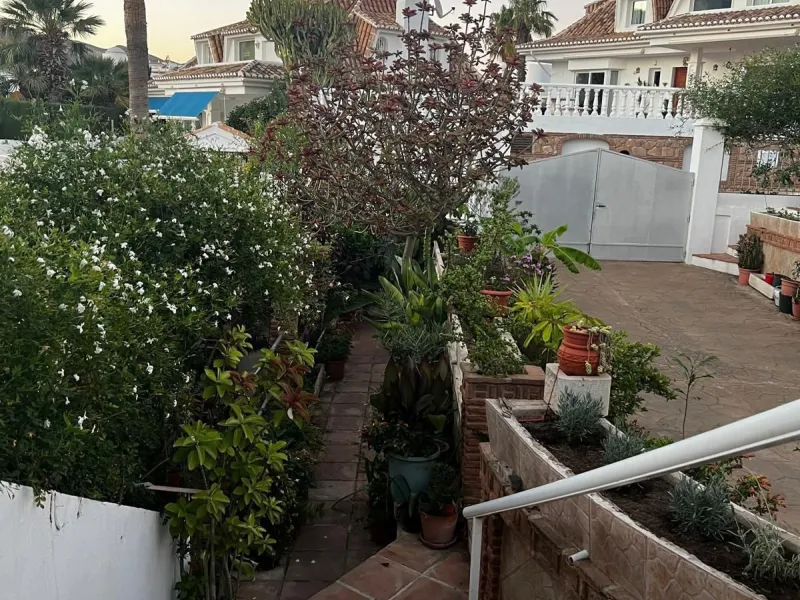 Spectacular detached villa in traditional Andalusian style, with white façades and elegant arches, located in one of the most exclusive areas of Torre Quebrada. The property stands out for its large private pool with slide, surrounded by a sunny stone ter