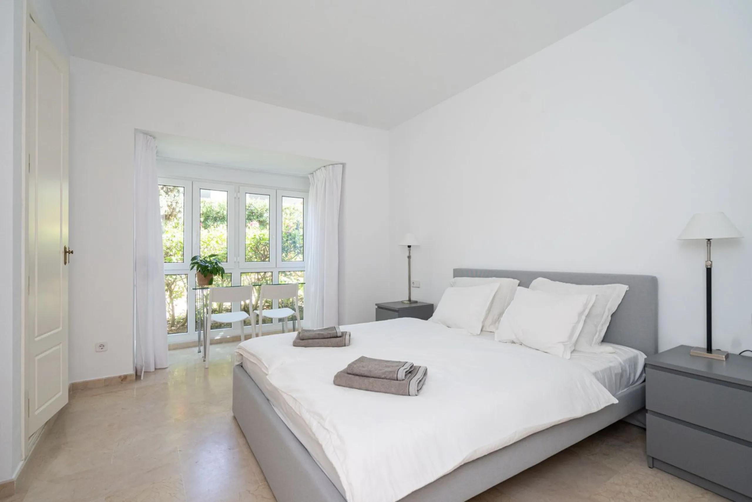 3-bedroom beachfront apartment – Palm Beach, Marbella