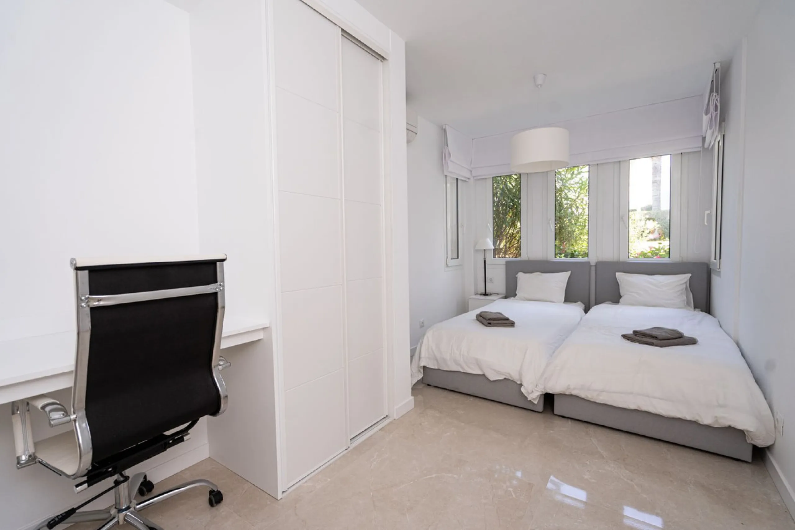 3-bedroom beachfront apartment – Palm Beach, Marbella