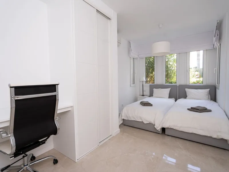 3-bedroom beachfront apartment – Palm Beach, Marbella