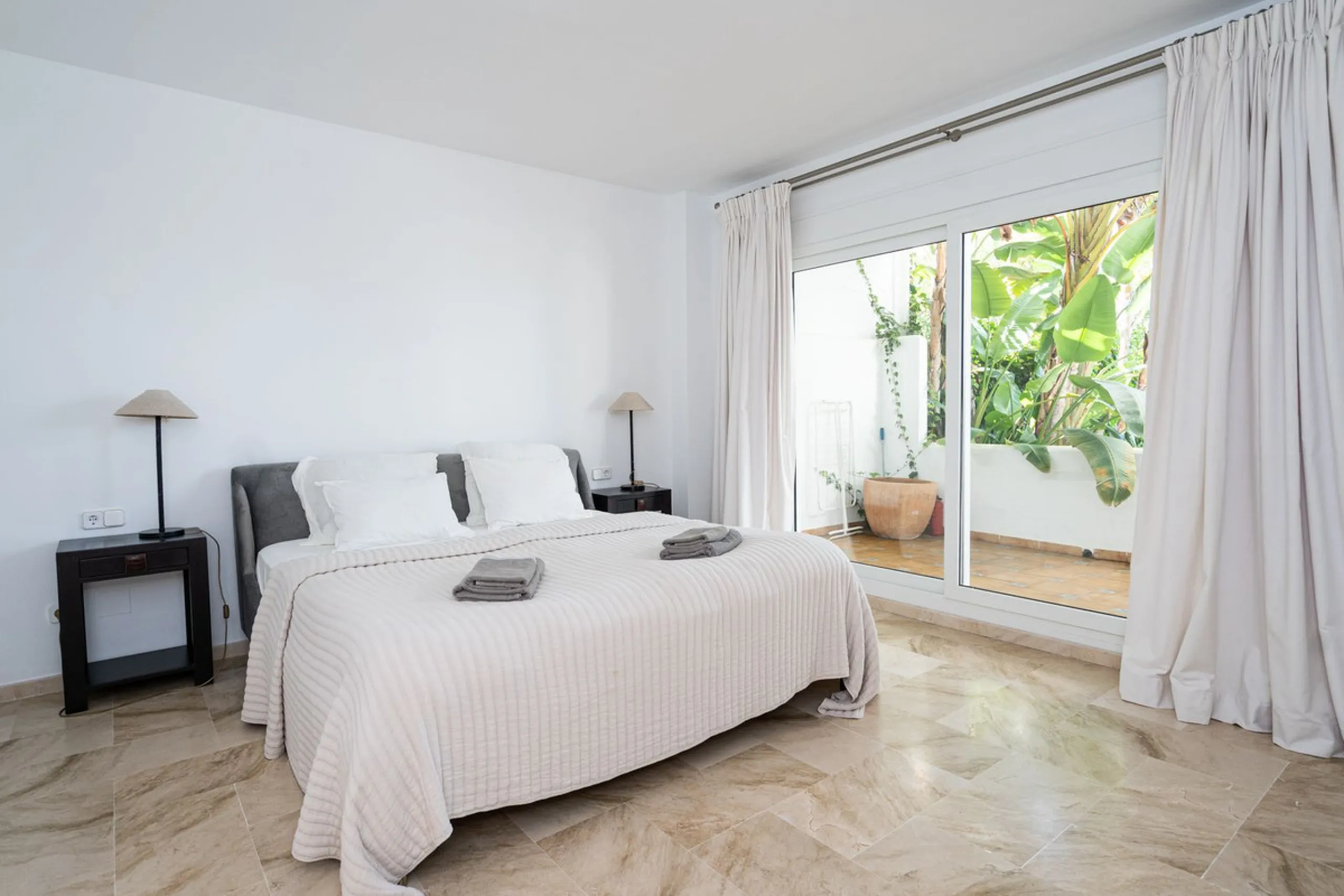 3-bedroom beachfront apartment – Palm Beach, Marbella