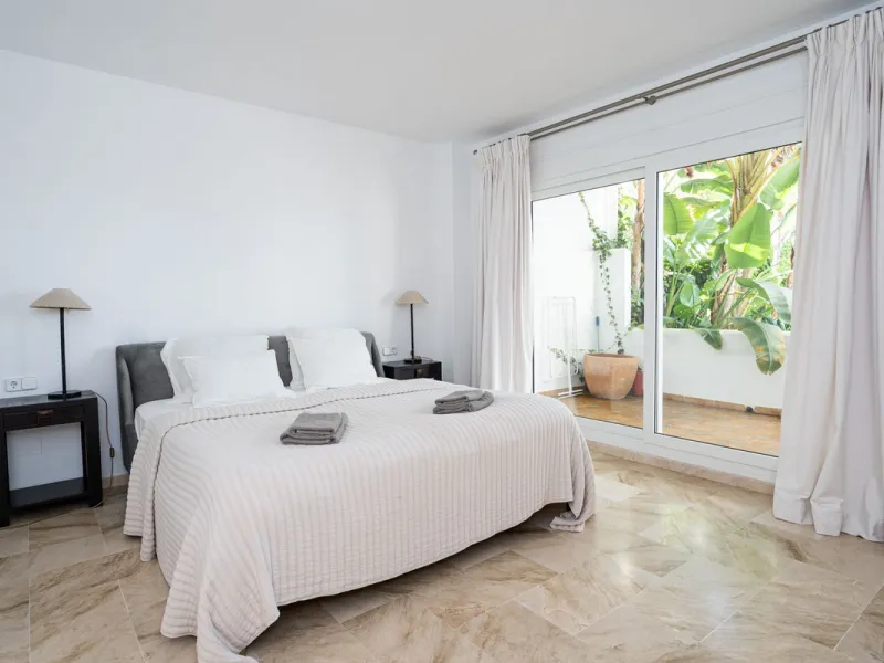 3-bedroom beachfront apartment – Palm Beach, Marbella