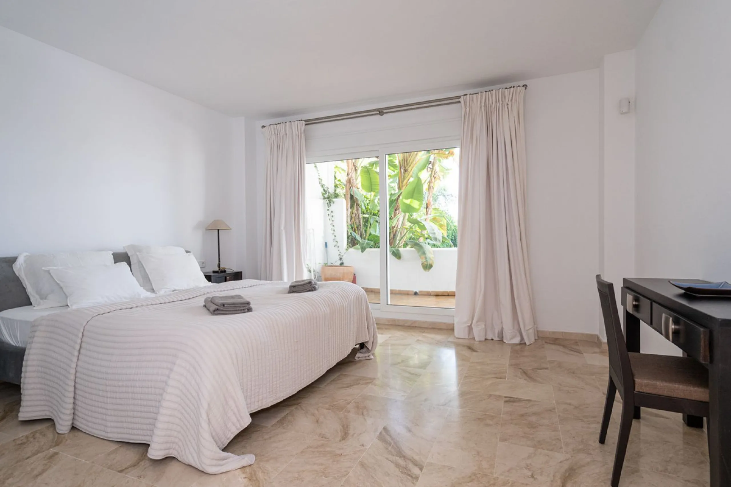 3-bedroom beachfront apartment – Palm Beach, Marbella