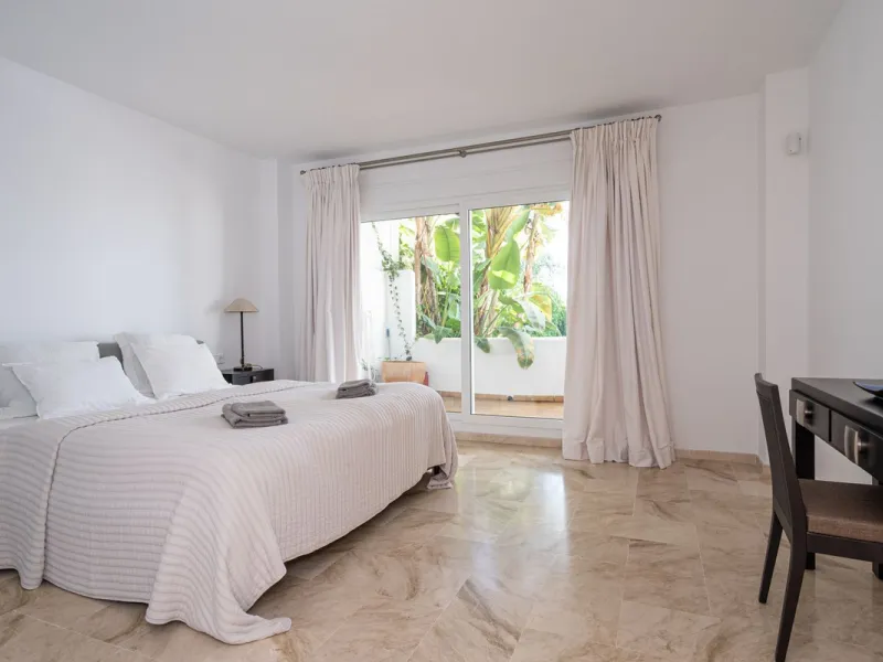 3-bedroom beachfront apartment – Palm Beach, Marbella