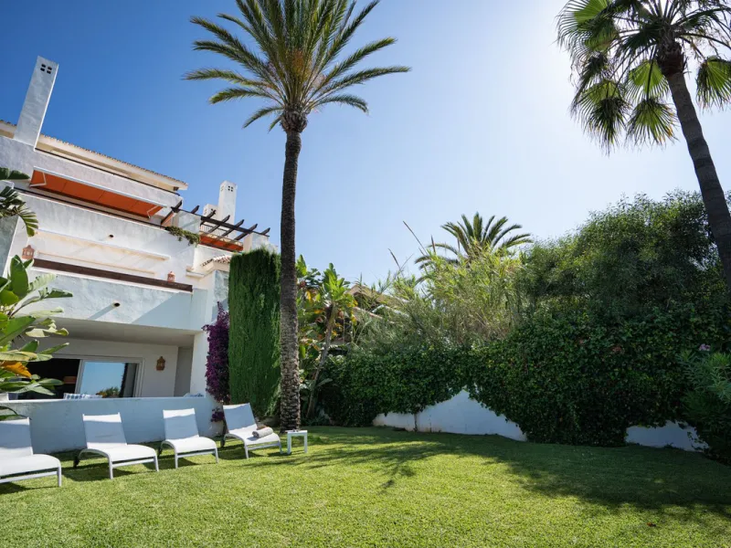 3-bedroom beachfront apartment – Palm Beach, Marbella