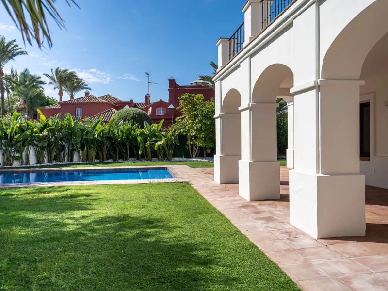Elegant Andalusian-Style Villa in Prestigious Guadalmina Baja