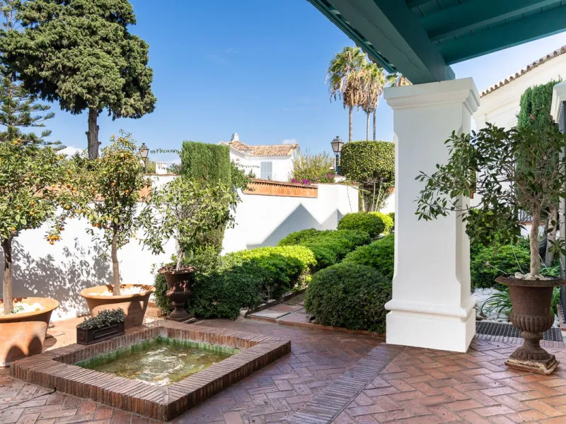 Elegant Andalusian-Style Villa in Prestigious Guadalmina Baja
