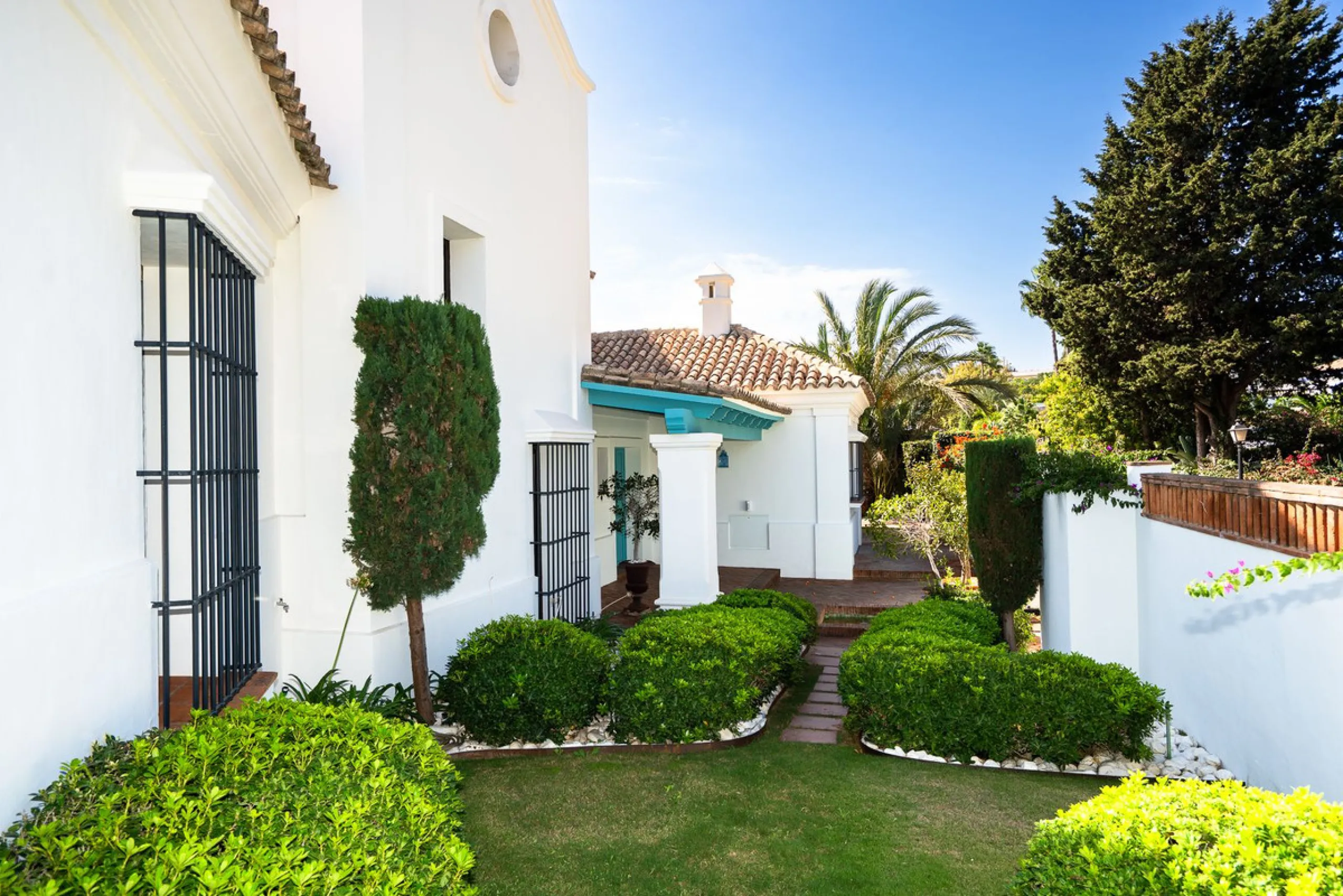 Elegant Andalusian-Style Villa in Prestigious Guadalmina Baja