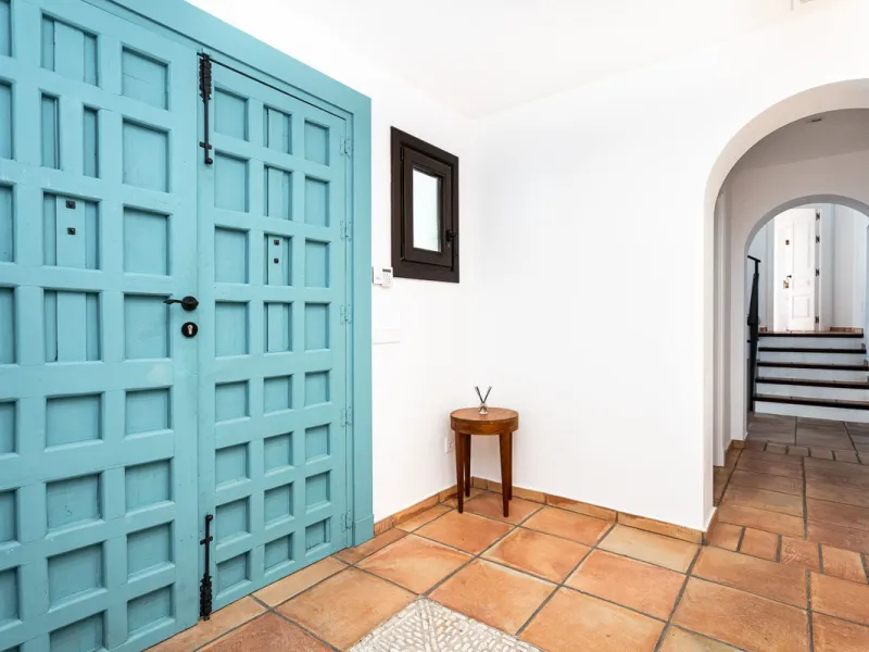 Elegant Andalusian-Style Villa in Prestigious Guadalmina Baja