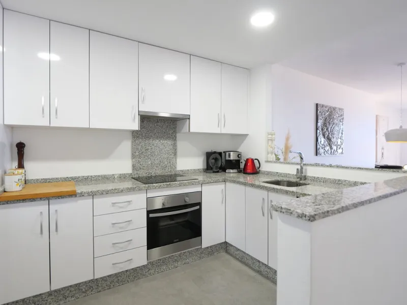 Diese attraktive Wohnung wurde von den jetzigen Eigentümern in neuwertigem Zustand renoviert mit neuen Türen, Badezimmern und einer modernen Küche. Sie befindet sich in einem der besten Südlagen des Komplexes. Ein Besichtigungstermin ist unbedingt erforderlich im oberen Teil